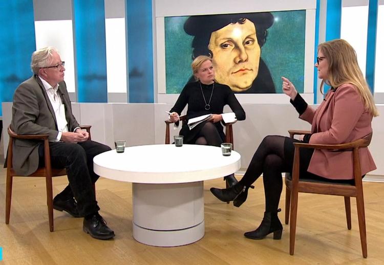 Frederik Stjernfelt, vært Lotte Folke Kaarsholm og Sasja Emilie Mathiasen Stopa. 