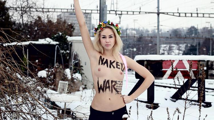 Den feministiske aktivistgruppe Femens mission er protest, våbnet bare bryster. 