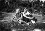 I tre dele fortælles Astrid Lindgrens livshistorie. Hun ses her med sin datter. 