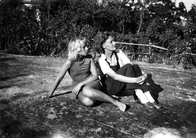I tre dele fortælles Astrid Lindgrens livshistorie. Hun ses her med sin datter. 