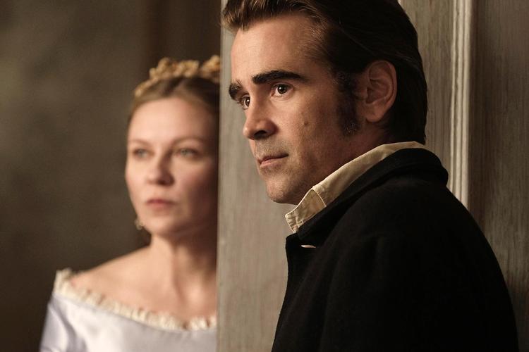 Colin Farrell spiller en såret nordstatssoldat, hvis maskuline blik skaber røre hos blandt andre pigeskolelærerinden Edwina (Kirsten Dunst) i Sofia Coppolas ’The Beguiled’. Måske en palmefavorit? 