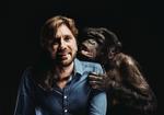At vise en abe på film uden at forklare den gør publikum klar til, at hvad som helst kan ske, forklarer Östlund. 