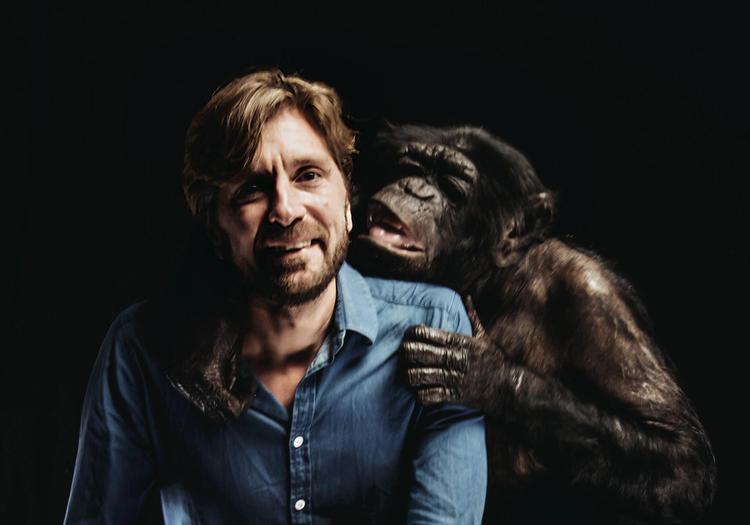 At vise en abe på film uden at forklare den gør publikum klar til, at hvad som helst kan ske, forklarer Östlund. 