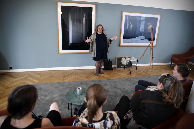 »Vi får et åndsfattigt samfund, hvis vi altid skal gå efter bredden«, mener rektor på Samtidens Akademi. »Vi har brug for noget at strække os efter«. 