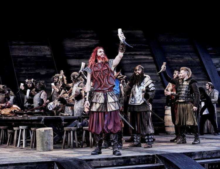 Røde Orm, der spilles af Andreas Jebro, og hans mænd ligner en mellemting mellem en bande Copenhell-gæster og statister fra en *Mad Max'-film. 