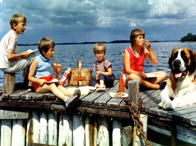 ’Vi på Saltkråkan’ hed tv-serien, der på dansk hed 'Vi på Krageøen. Fra venstre Pelle (Stephen Lidholm), Stina (Kristina Jämtmark), Skrållan (Karin Dandenell), Tjorven (Maria Johanssson) og hunden Båtsman. 
