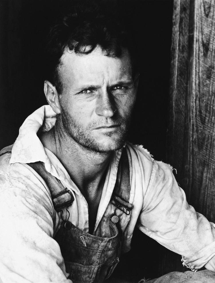 Walker Evans’ portræt af denne yngre mand fra 1930’erne er et af de mange værker, der netop nu kan ses i Pompidou-centret. Evans’ billeder viser et billede af et USA, der var alt andet end glamourøst. 