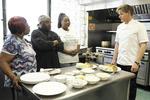 Gordon Ramsay giver sin usødede mening til kende, når han skal agere gastronomisk ambulancetjeneste for restauratører i nød. 