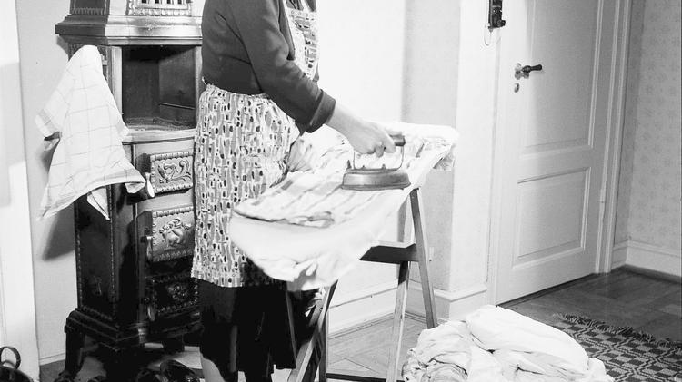 Kvinden i Kristina Sandbergs roman begraver sig i husmoderlige opgaver. Arkivfoto:  Lars Hansen