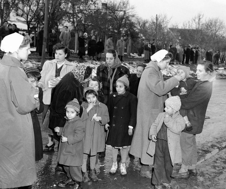 Som mange andre flygtede Agota Kristof fra Ungarn i forbindelse med opstanden i 1956. Hun kom til Schweiz via grænsen til Østrig, hvor Røde Kors stod klar med hjælp til de mange tusind kvinder og børn, der var blandt de flygtende. 