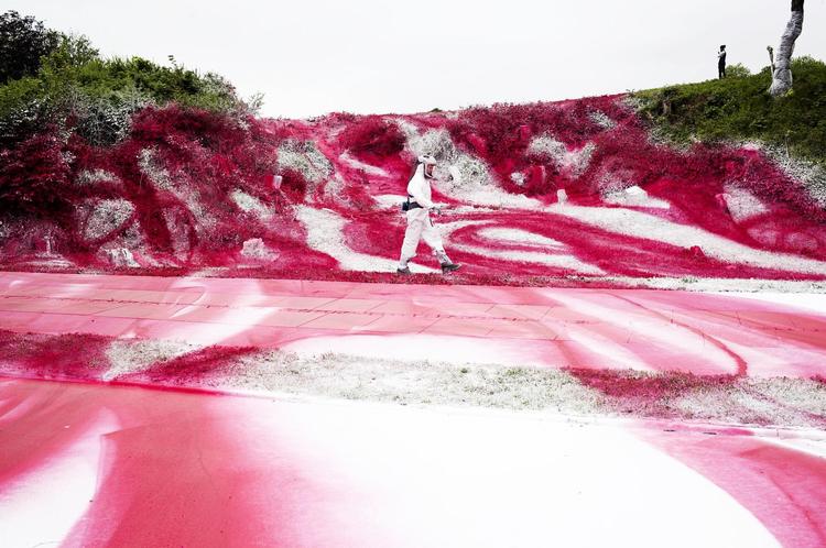 Efter at kunstneren Katharina Grosse har malet Aarhus rød, har debatten rejst sig. Modstandere kalder værket for noget svineri. Men kunstneren gør ikke andet, end industrien gør hver dag, anfører kunsthistorikere. 