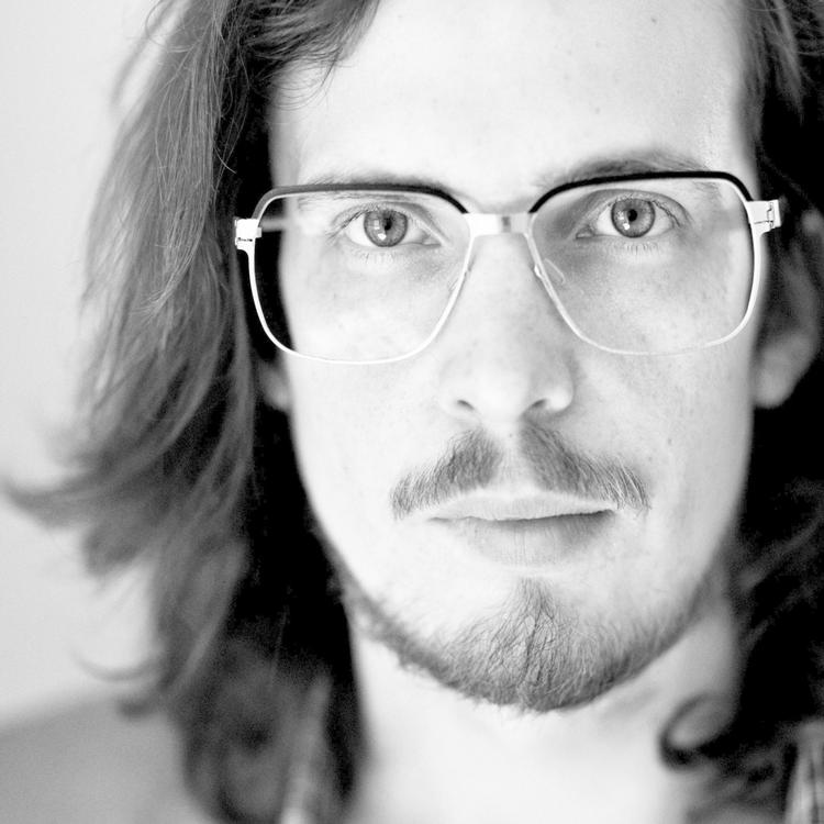 »Jeg har altid læst meget science fiction og fantasy, og det er for det meste det, jeg læser«, siger Kristian Leth, der selv lige har udgivet fantasy-romanen 'Mithos'.  
