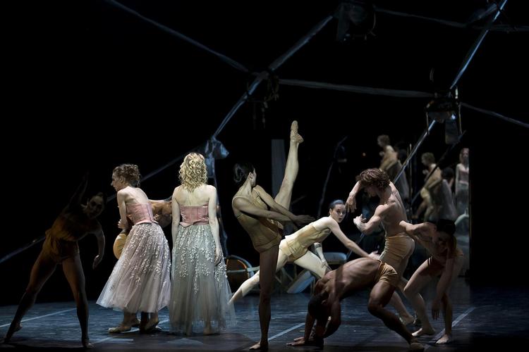 Libertinermarkisen bliver både spillet af Marie Dalsgaard og danset af Kizzy Matiakis, men uden klar relation til den omgivende flok af dansere med ord skrevet på kroppene, som var de breve i kød og blod. 