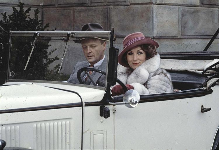 Bent Mejding som Jørgen Varnæs og Susse Wold som Gitte Graa. 