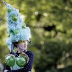 Siden 2014 har teaterkollektivet Shakes opført Shakespeares klassikere under åben himmel. Visionen er at undgå fremmedgørende, litterært og intellektuelt teater og i stedet invitere på teater i sin oprindelige form, som var underholdning på et torv. Her ses skuespiller Karin Heinemeier i ’Richard D 3’, der kan opleves i H.C. Ørstedsparken de kommende otte dage. 