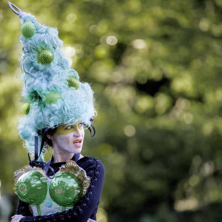 Siden 2014 har teaterkollektivet Shakes opført Shakespeares klassikere under åben himmel. Visionen er at undgå fremmedgørende, litterært og intellektuelt teater og i stedet invitere på teater i sin oprindelige form, som var underholdning på et torv. Her ses skuespiller Karin Heinemeier i ’Richard D 3’, der kan opleves i H.C. Ørstedsparken de kommende otte dage. 