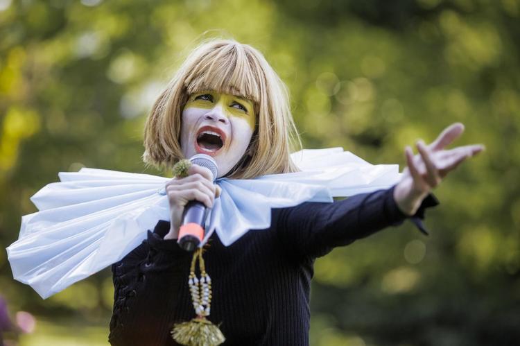 I Shakespeares stykker optræder ofte flere mandlige end kvindelige skuespillere. Her er det Richard D 3 i H.C. Ørstedsparken. 