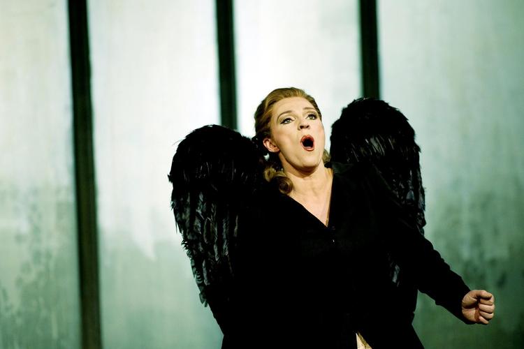 Sopranen Tina Kiberg med sorte vinger står som et ikonisk minde, fra Kasper Holten i 2006 samlede ’Ringen’ i Operaen. 