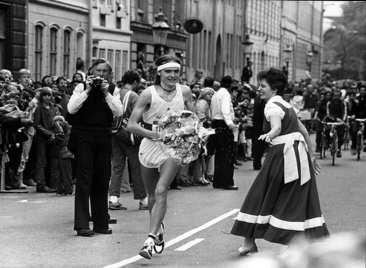 Copenhagen Marathon 1983. Henrik Jørgensen løber i mål. Han var en af 1980’ernes topløbere, som trænede usædvanligt hårdt, og som i bogen får tilnavnet »asfaltcowboys«. Arkivfoto Lars Skaaning