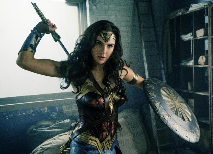 Gal Gadot kan slås bedre end mange mænd, men ellers er hendes udtryk ikke videre varieret. 