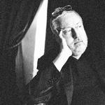 Som sin antihelt, kriminalkommissær Evert Bäckström, er forfatter Leif G.W. Persson forfalden til årgangsvine og russisk kaviar. 