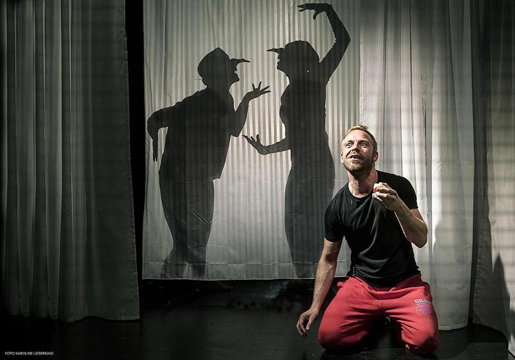 Peter Zandersens skægge ’prins’ bliver overvældet af emsige eventyrskabninger. Gider han det der prinsejob? 