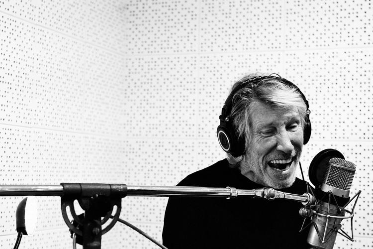 Roger Waters er vred, når han går i kødet på verdens problemer med dronebombninger, usandheder og begæret efter penge. Ifølge Forbes er han selv god for 1,5 milliarder kroner. 