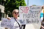 Aktivister demonstrerer i Washington mod de amerikanske myndigheders planer om at indskrænke netneutraliteten. 