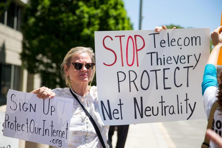 Aktivister demonstrerer i Washington mod de amerikanske myndigheders planer om at indskrænke netneutraliteten. 