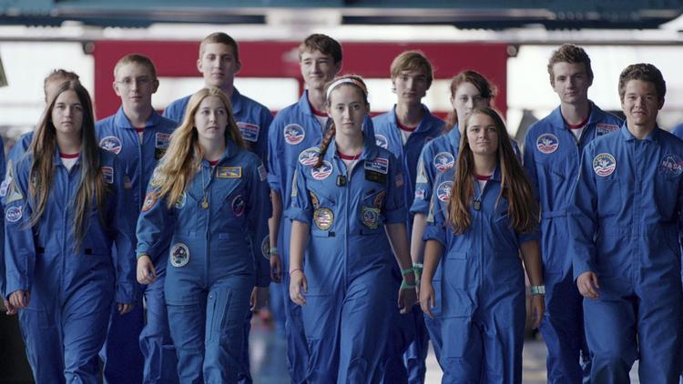 Teenagerne på Nasa’s rumlejr i Atlanta er mentalt klar til at gøre Mars beboelig. Om det så skal koste dem livet. 