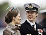 Svenskernes Victoria og danskernes Frederik går en fremtid i møde som monarker, og det sætter DR spot på. 