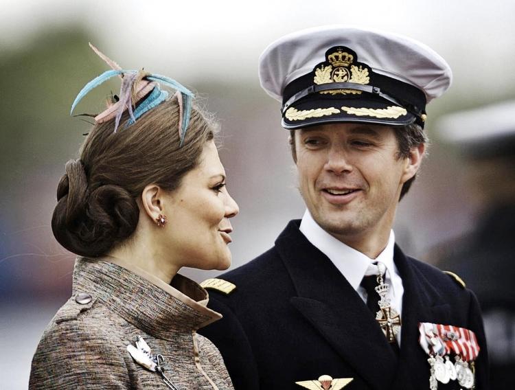 Svenskernes Victoria og danskernes Frederik går en fremtid i møde som monarker, og det sætter DR spot på. 
