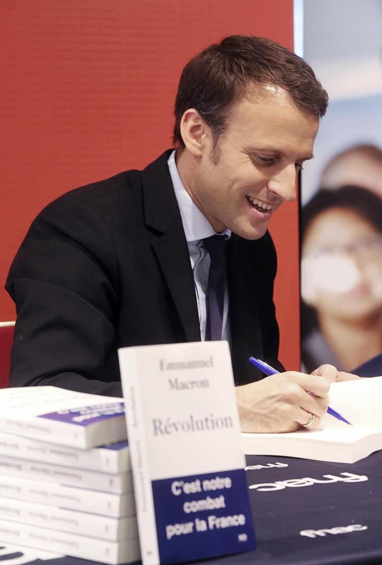 Emmanuel Macrons politiske manifest udkom sidste år i bogform med essayet ’Révolution’. Det er nu blevet en bestseller. 