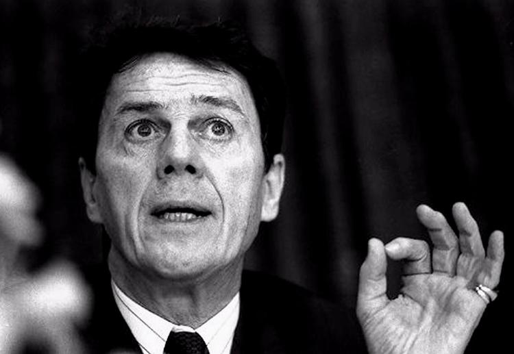 19 år efter sin død er Erik Mortensen stadig den højest placerede dansker i det parisiske modehierarki. Som højre hånd for Pierre Balmain var han i kernen af haute couture-verdenen. Snart kan hans arbejde ses på Designmuseum Danmark. Jens Dresling