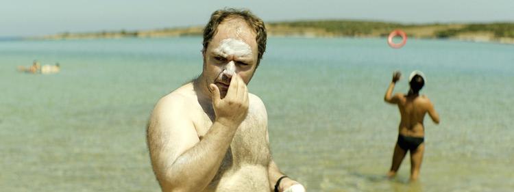 Kostis gør sig grundigt til grin, da han trods bleg tykvom og askegrå teint forelsker sig i den purunge Anna.  