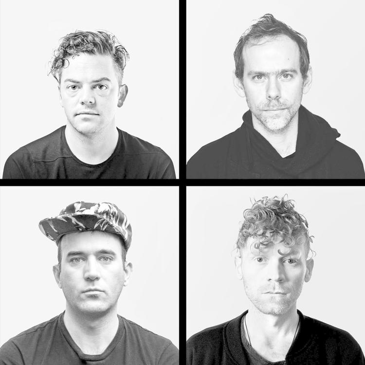 På ’Planetarium’ tager de fire herrer lytterne med ud i gråzonen mellem det symfoniske, det elektroniske og den eksperimenterende popmusik. 