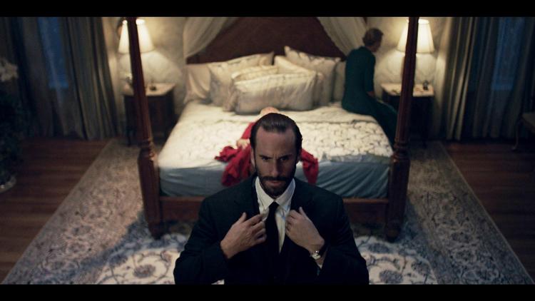 Den ritualiserede voldtægt i ’The Handmaid's Tale', som kan streames på HBO Nordic, foregår fuldt påklædt. Men Offreds røde kjole ligger krøllet som flænset kød, når det ufrugtbare ægtepar er færdige med at bruge hende som skede imellem sig. 