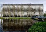 Europas officielt bedste hus de seneste to år er renoveringen af denne betonblok DeFlat Kleiburg fra en forstad til Amsterdam. Socialt og økonomisk ansvarligt har man været tro mod husets oprindelige udtryk og sammen med beboerne tilpasset det æstetisk og funktionelt. 