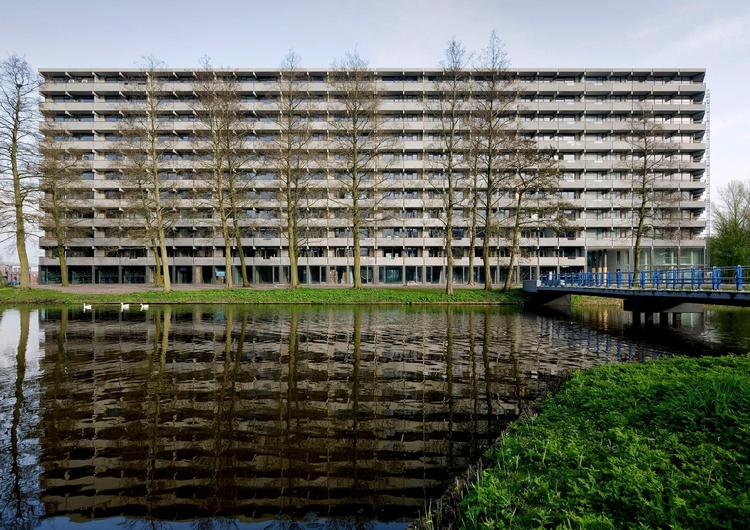 Europas officielt bedste hus de seneste to år er renoveringen af denne betonblok DeFlat Kleiburg fra en forstad til Amsterdam. Socialt og økonomisk ansvarligt har man været tro mod husets oprindelige udtryk og sammen med beboerne tilpasset det æstetisk og funktionelt. 