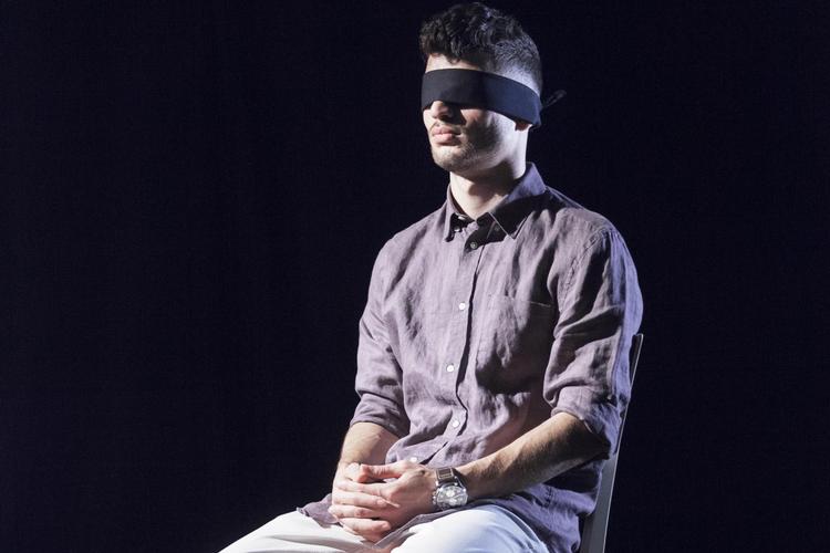 Marwan Arkawi fortæller om sin flugt fra Syrien, efter at publikum via virtual reality har fulgt ham før rejsen og til forhør hos de svenske integrations-myndigheder. 
