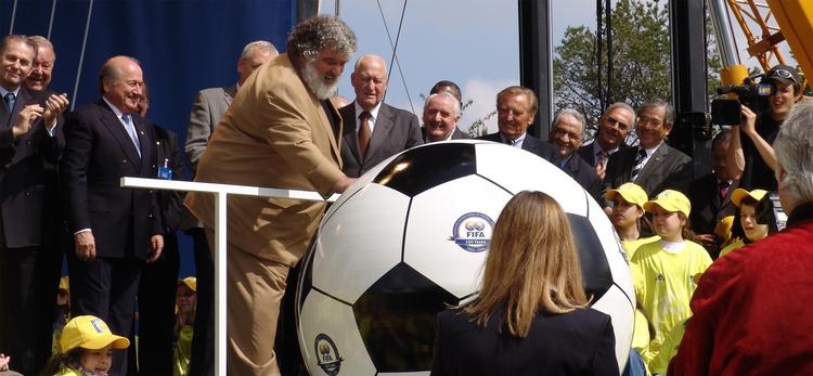 Den flamboyante Chuck Blazer (tv.), der var Nordamerikas repræsentant i Fifa, blev også kaldet Mr. Ten Percent. 