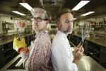 Ingeniøren Mark Miodownik fokuserede på de kemiske processer, kokken Marcus Wareing på kærlighed og smør. 