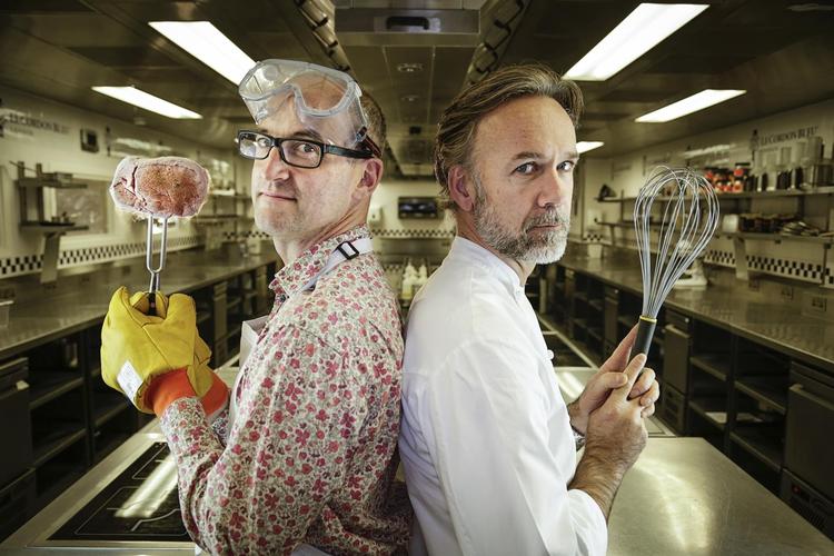 Ingeniøren Mark Miodownik fokuserede på de kemiske processer, kokken Marcus Wareing på kærlighed og smør. 