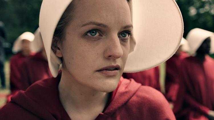 Den englevingelignende kyse skjuler de trælbundne kvinders hår og skærmer deres udsyn i den populære tv-serie 'The Handmaidens Tale', der kan streames på HBO.  