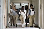 Fangerne gør oprør og tager inspektøren som gidsel i 5. sæson af ’Orange Is The New Black'. 