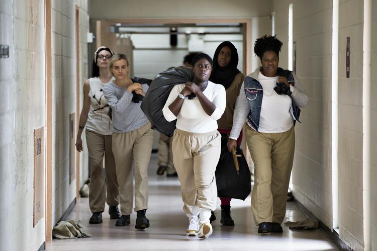 Fangerne gør oprør og tager inspektøren som gidsel i 5. sæson af ’Orange Is The New Black'. 