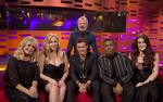 Graham Norton stående sammen med, fra venstre, Goldie Hawn, Amy Schumer, Orlando Bloom, John Boyega. 