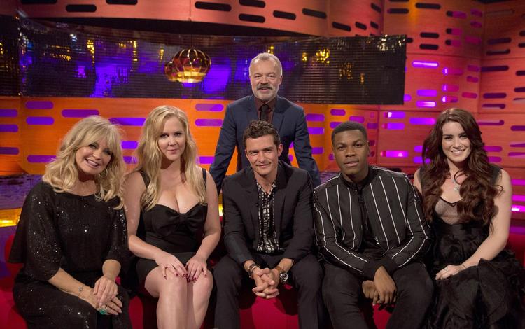 Graham Norton stående sammen med, fra venstre, Goldie Hawn, Amy Schumer, Orlando Bloom, John Boyega. 
