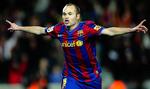 Andrés Iniesta er hverken fysisk stor, højtråbende eller nogen skræmmende machofyr. Men på banen er det ham, der dirigerer med fuldt overblik. 