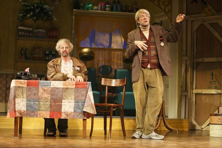 Nick Kroll som Gil Faizon (tv.) og John Mulaney som George St. Geegland. 